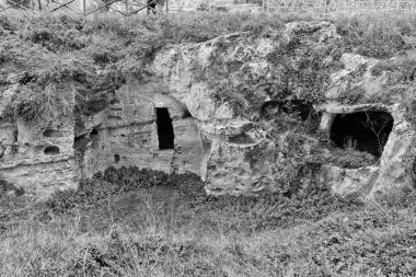 İtalya, Sicilya, Palazzolo Acreide (Syracuse Eyaleti), Yunan amfitiyatro kalıntıları, kayadaki mezarların manzarası