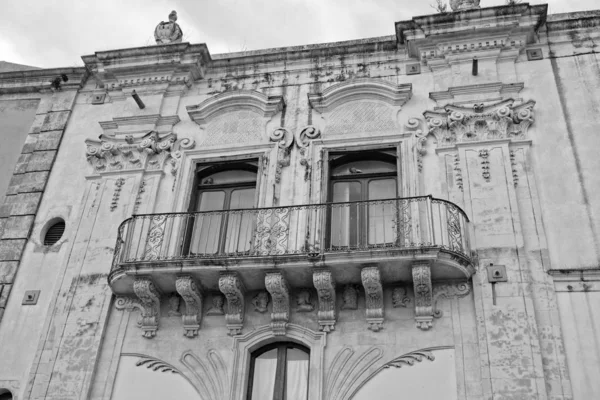 Italien Sicilien Palazzolo Acreide Provinsen Syrakusa Fasad Och Balkong För — Stockfoto