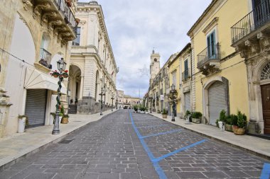 İtalya, Sicilya, Palazzolo Acreide (Syracuse Eyaleti); 29 Aralık 2019. Şehrin merkezi bir caddesinde özgürlük sarayları - Editör