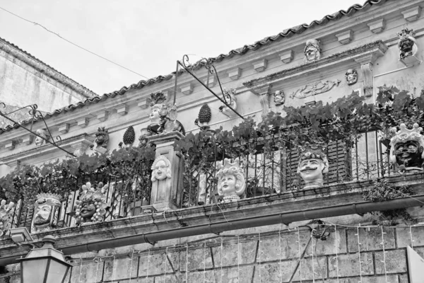 Włochy Sycylia Palazzolo Acreide Prowincja Syracuse Ceramiczne Posągi Rośliny Balkonie — Zdjęcie stockowe