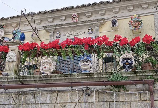 Italy Sicily Palazzolo Acreide Syracuse Province Ceramic Statues Plants Balcony — Stock Photo, Image