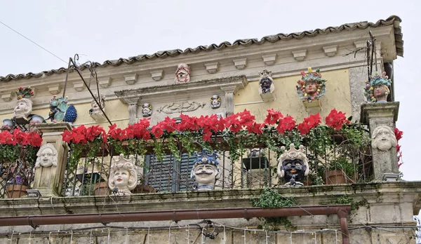 Italy Sicily Palazzolo Acreide Syracuse Province Ceramic Statues Plants Balcony — Stock Photo, Image