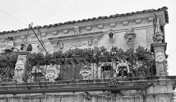 Italia Sicilia Palazzolo Acreide Provincia Siracusa Estatuas Plantas Cerámica Balcón — Foto de Stock