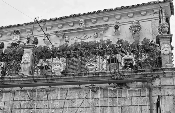 Italien Sizilien Palazzolo Acreide Syrakus Provinz Keramische Statuen Und Pflanzen — Stockfoto
