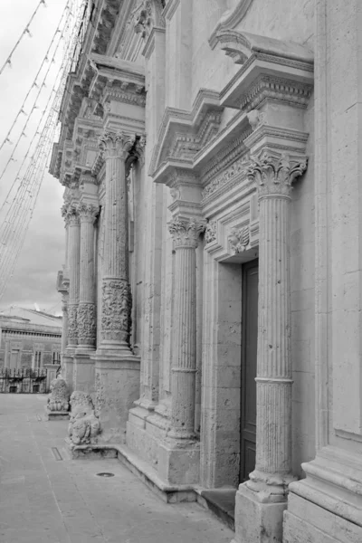 イタリア シチリア島 パラッツォ アクレイド シラキュース州 聖セバスティアン大聖堂バロック様式のファサードの列の宗教的な装飾 1803 — ストック写真