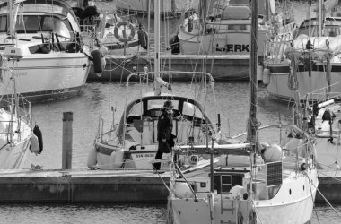 İtalya, Sicilya, Akdeniz, Marina di Ragusa (Ragusa Eyaleti); 5 Ocak 2020, limanda halk ve lüks yatlar