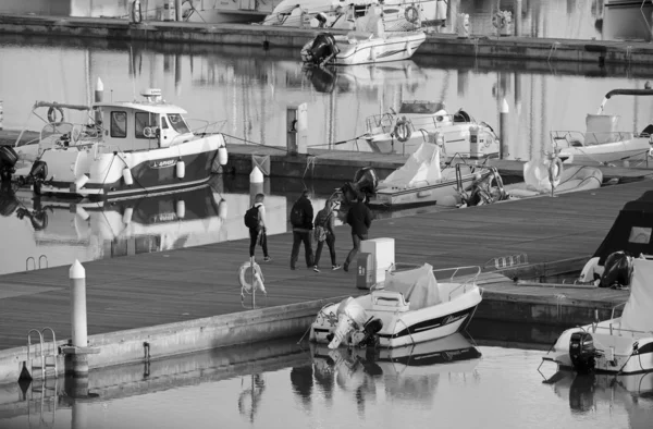 イタリア シチリア島 地中海 マリーナ ラグーザ ラグーザ州 1月2020 日没時に港の人々 モーターボートや豪華ヨット — ストック写真