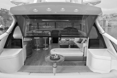 İtalya, Akdeniz, Napoli; 21 Kasım 2003, limanda lüks yat - Editörlük