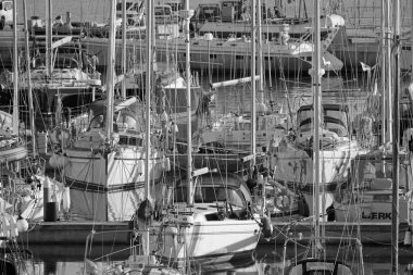 İtalya, Sicilya, Akdeniz, Marina di Ragusa (Ragusa Eyaleti); 9 Ocak 2020, limanda yelkenli tekneleri
