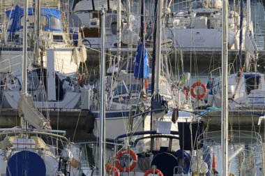 İtalya, Sicilya, Akdeniz, Marina di Ragusa (Ragusa Eyaleti); 9 Ocak 2020, limanda yelkenli tekneleri