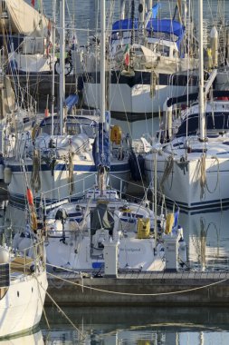 İtalya, Sicilya, Akdeniz, Marina di Ragusa (Ragusa Eyaleti); 9 Ocak 2020, limanda yelkenli tekneleri