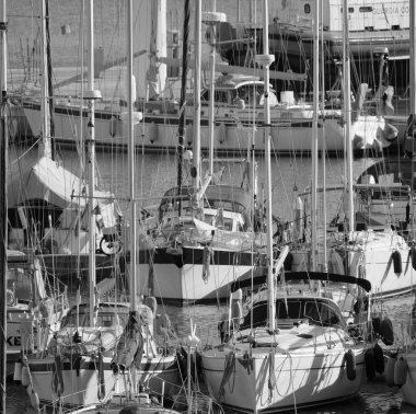 İtalya, Sicilya, Akdeniz, Marina di Ragusa (Ragusa Eyaleti); 10 Ocak 2020, limanda yelkenli tekneleri