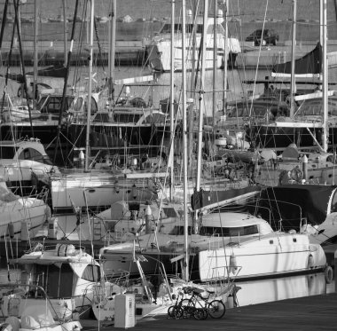 İtalya, Sicilya, Akdeniz, Marina di Ragusa (Ragusa Eyaleti); 10 Ocak 2020, limanda lüks yatlar