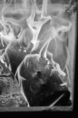 Ateşin şekilleri. Odun ocağı yanıyor.