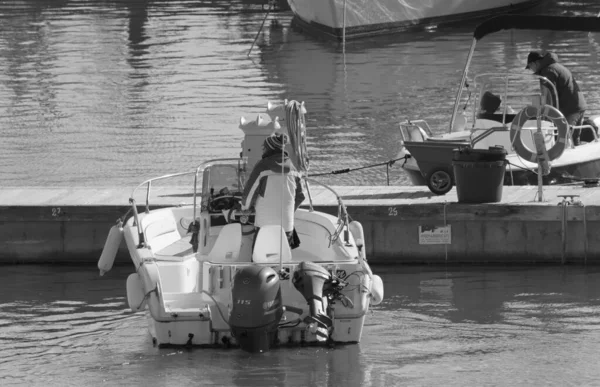 イタリア シチリア島 地中海 マリーナ ラグーザ ラグーザ州 1月2020 ポート内のモーターボート上の男性 — ストック写真