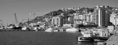 İtalya, Akdeniz, Sicilya, Licata (Agrigento Eyaleti); 17 Ocak 2020, balıkçı tekneleri ve kasaba manzaralı liman -