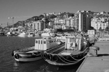 İtalya, Akdeniz, Sicilya, Licata (Agrigento Eyaleti); 17 Ocak 2020, balıkçı tekneleri ve kasaba manzaralı liman -