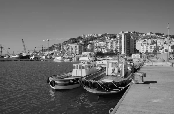 イタリア 地中海 シチリア島 リカータ アグリジェント県 1月2020 漁船や町とポートのビュー — ストック写真