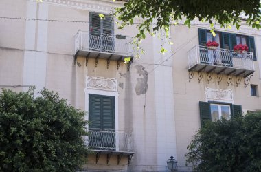 İtalya, Sicilya, Licata (Agrigento Eyaleti), şehir merkezindeki Özgürlük Sarayı cephesi ve balkonları (Xviii yüzyıl)