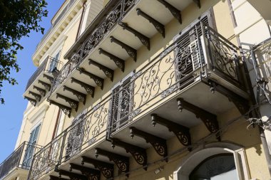 İtalya, Sicilya, Licata (Agrigento Eyaleti), şehir merkezindeki Özgürlük Sarayı cephesi ve balkonları (Xviii yüzyıl)