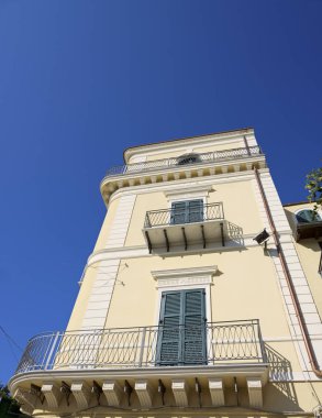 İtalya, Sicilya, Licata (Agrigento Eyaleti), şehir merkezindeki Özgürlük Sarayı cephesi ve balkonları (Xviii yüzyıl)