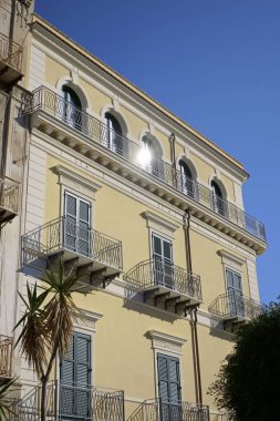 İtalya, Sicilya, Licata (Agrigento Eyaleti), şehir merkezindeki Özgürlük Sarayı cephesi ve balkonları (Xviii yüzyıl)