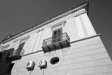 İtalya, Sicilya, Licata (Agrigento Eyaleti), şehir merkezindeki Özgürlük Sarayı cephesi ve balkonları (Xviii yüzyıl)