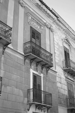 İtalya, Sicilya, Licata (Agrigento Eyaleti), şehir merkezindeki Özgürlük Sarayı cephesi ve balkonları (Xviii yüzyıl)