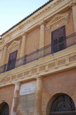 İtalya, Sicilya, Licata (Agrigento Eyaleti), şehir merkezindeki Özgürlük Sarayı cephesi ve balkonları (Xviii yüzyıl)