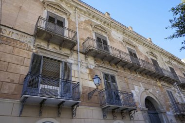 İtalya, Sicilya, Licata (Agrigento Eyaleti), şehir merkezindeki Özgürlük Sarayı cephesi ve balkonları (Xviii yüzyıl)