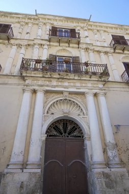 İtalya, Sicilya, Licata (Agrigento Eyaleti), şehir merkezindeki Özgürlük Sarayı cephesi ve balkonları (Xviii yüzyıl)