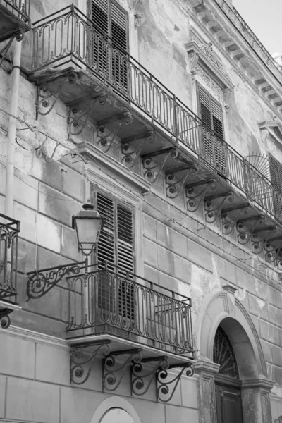 Itália Sicília Licata Província Agrigento Fachada Palácio Liberdade Varandas Centro — Fotografia de Stock