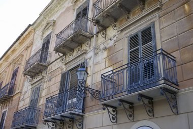 İtalya, Sicilya, Licata (Agrigento Eyaleti), şehir merkezindeki Özgürlük Sarayı cephesi ve balkonları (Xviii yüzyıl)