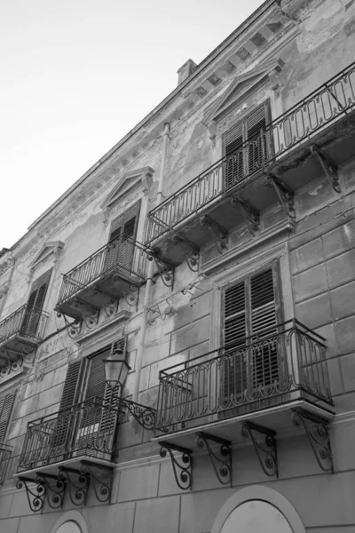 Itália Sicília Licata Província Agrigento Fachada Palácio Liberdade Varandas Centro — Fotografia de Stock