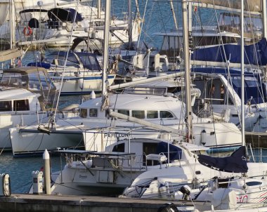 İtalya, Sicilya, Akdeniz, Marina di Ragusa (Ragusa Eyaleti); 19 Ocak 2020, limanda lüks yatlar