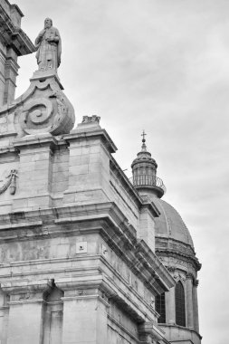 İtalya, Sicilya, Comiso (Ragusa Eyaleti), Santa Maria delle Stelle kilise cephesi ve çan kulesi manzarası (Yıldızlar Kilisesi Aziz Mary - 1125 A.C..). 