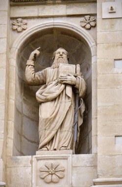 İtalya, Sicilya, Comiso (Ragusa Eyaleti), Santa Maria delle Stelle kilise cephesi manzarası, süs heykeli (Aziz Mary of the Stars Kilisesi - 1125 A.C..). 