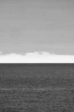 İtalya, Sicilya, Akdeniz, Sicilya Kanalı 'nda gün batımında gökyüzünde bulutlar