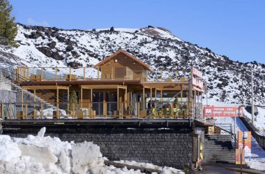 İtalya, Sicilya, Catania Eyaleti, Etna Yanardağı; 22 Ocak 2020, karlı yanardağ manzarası ve bir restoran - Editör