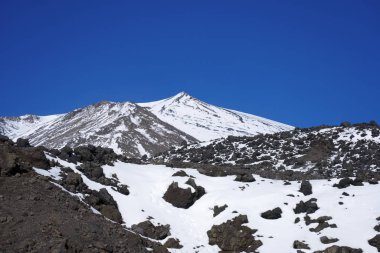 İtalya, Sicilya, Karlı Etna volkanı manzarası