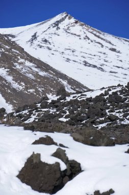 İtalya, Sicilya, Karlı Etna volkanı manzarası