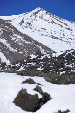 İtalya, Sicilya, Karlı Etna volkanı manzarası