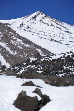 İtalya, Sicilya, Karlı Etna volkanı manzarası