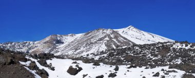 İtalya, Sicilya, Karlı Etna volkanı manzarası