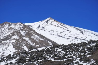 İtalya, Sicilya, Karlı Etna volkanı manzarası