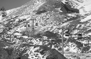 İtalya, Sicilya, Etna yanardağı; 22 Ocak 2020, volkanın füniküler demiryolu manzarası