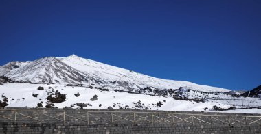 İtalya, Sicilya, Karlı Etna volkanı manzarası