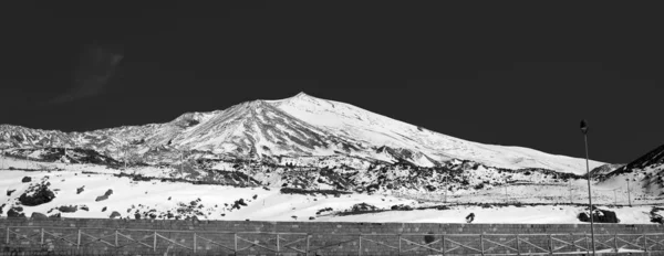 イタリア シチリア島 雪と火山エトナ山の景色 — ストック写真