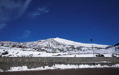 İtalya, Sicilya, Karlı Etna volkanı manzarası