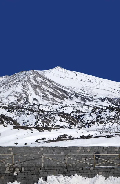 İtalya, Sicilya, Karlı Etna volkanı manzarası